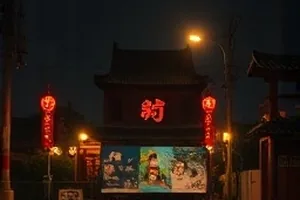 三公里长街封面，夜色路灯下的骑手身影